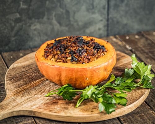 Gefüllter Kürbis vegan: Hokkaido aus dem Ofen mit pflanzlicher Hackfüllung und Kräutern, serviert als herbstliches Hauptgericht.