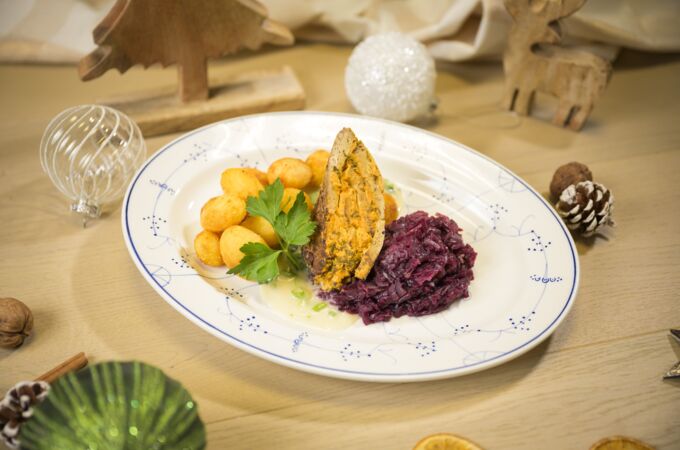 Vegane Tofuroulade mit Kartoffelkroketten und Rotkohl als festliches Weihnachtsmenü. Geschmackvolle, nachhaltige Feiertagskost. Frohes Fest!