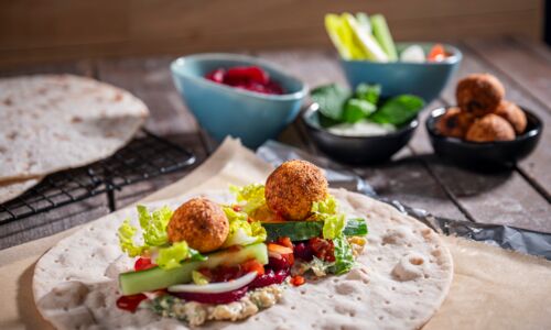Falafel Wraps Frisch zubereiteter Falafel Wrap auf Weizentortilla mit knackigem Gemüse, Hummus und cremiger Sauce – idealer veganer Genuss für jeden Tag.