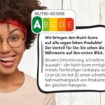 Frau mit rotem Stirnband und Brille lächelt, daneben Nutri-Score Skala ABCDE und Text zur besseren Verfügbarkeit und Sichtbarkeit der Nährwerte von vegan leben-Produkten.