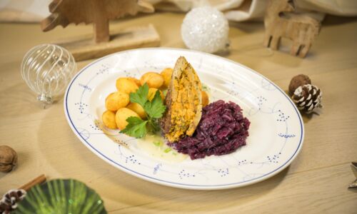 Vegane Tofuroulade mit Kartoffelkroketten und Rotkohl als festliches Weihnachtsmenü. Geschmackvolle, nachhaltige Feiertagskost. Frohes Fest!