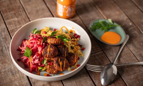 Rezept für vegane Köfte mit Couscous und Rote-Bete-Krautsalat, garniert mit Granatapfelkernen und würzigem Dressing