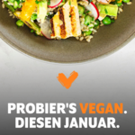Veganes Gericht auf einem Teller mit Getreide, grünem Gemüse und gegrillten pflanzlichen Stücken; darunter der Schriftzug „Probier’s vegan. Diesen Januar.“ mit orangefarbenem Veganuary-Logo.