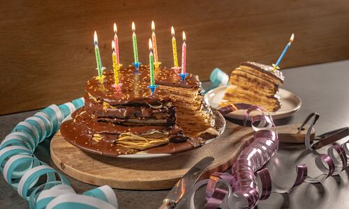 Vegane Pfannkuchentorte mit Schokolade zum Geburtstag, die an Pettersson und Findus erinnert.