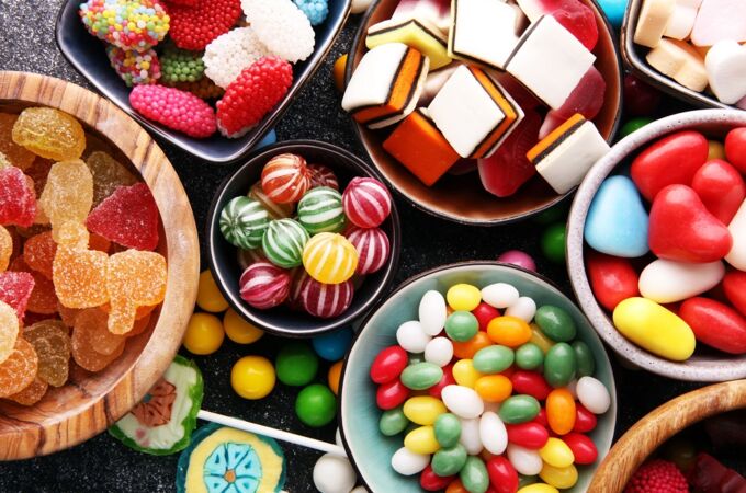 Süßigkeiten vegan Vielfältige Auswahl veganer Süßigkeiten in bunten Schalen – darunter Fruchtgummis, Jelly Beans, Lakritzkonfekt, Kaubonbons und Lutscher.