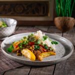 veganes Asia Gericht mit Gemüse in Teriyaki Sauce, dazu Reis und Gurkensalat.