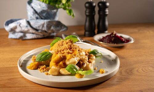 Vegane Gnocchi mit cremigem Kürbisragout, knusprigem Pangrattato und frischem Basilikum, dazu Rote-Bete-Salat.
