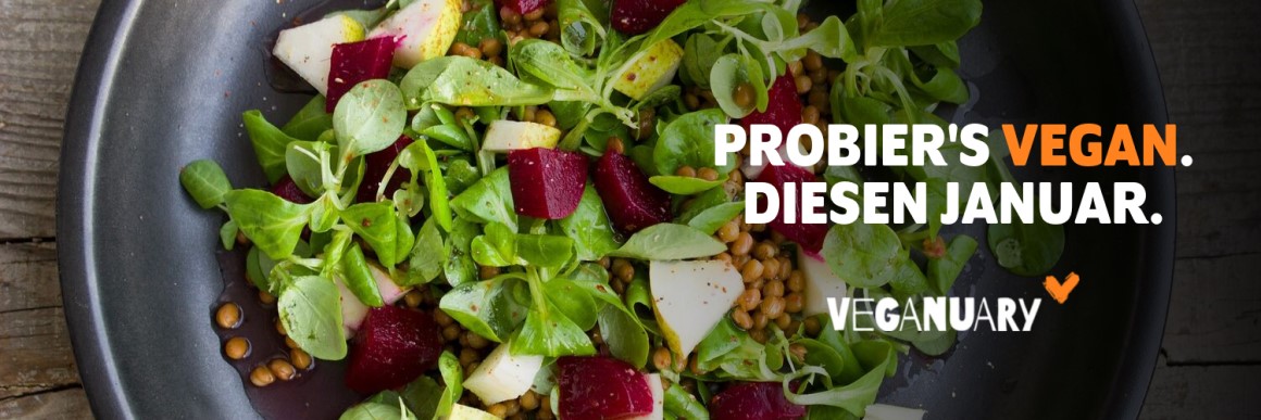 Farbenfroher veganer Salat mit Rucola, Rote Bete und Linsen in schwarzer Schale, Text "Probier's vegan. Diesen Januar." und "Veganuary" Logo.